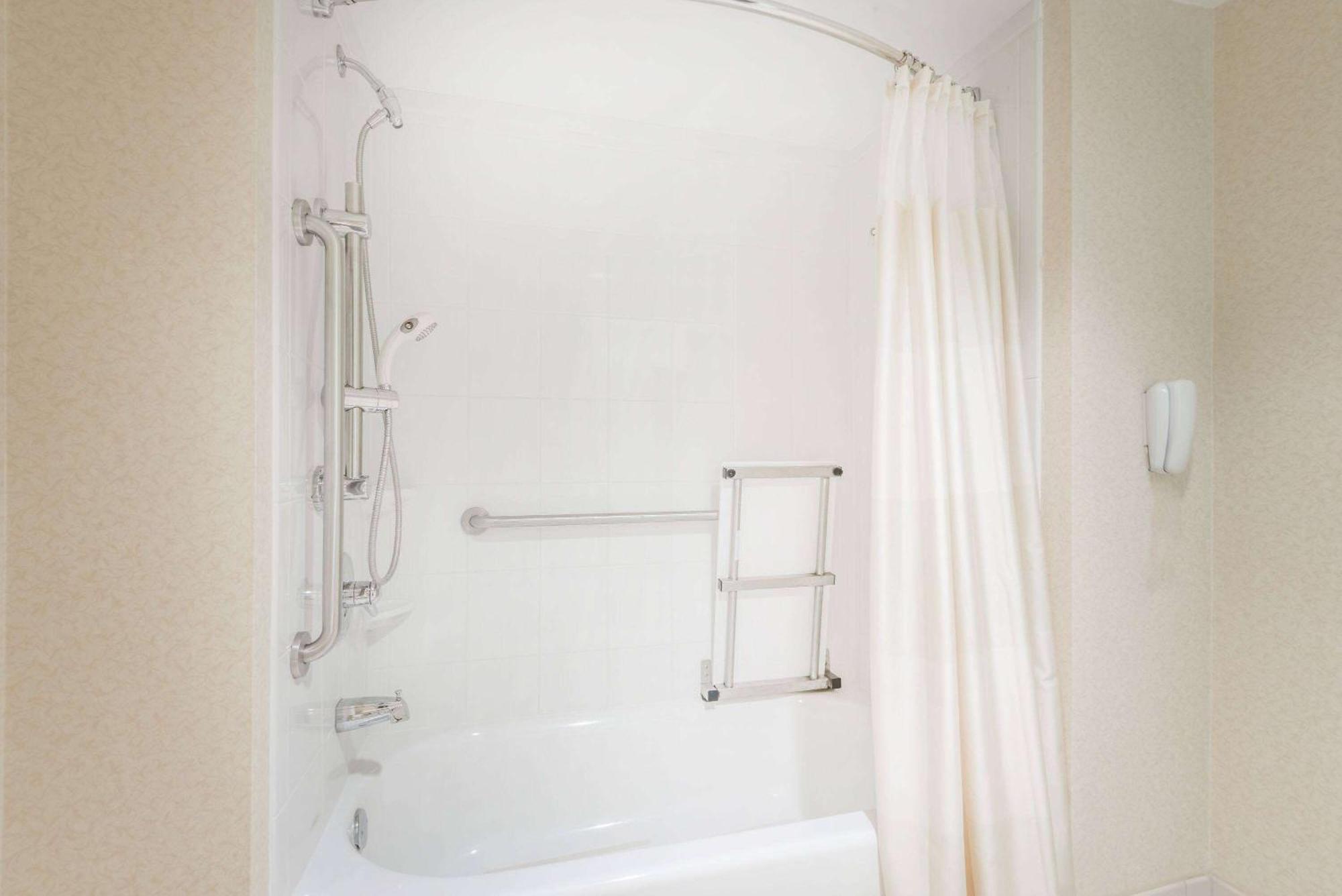 Baymont By Wyndham Greensburg Bagian luar foto