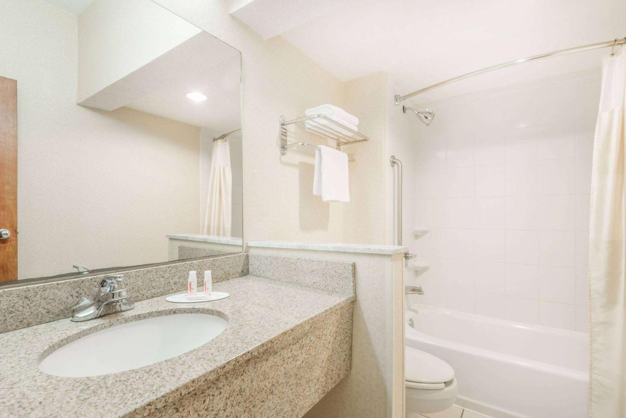 Baymont By Wyndham Greensburg Bagian luar foto