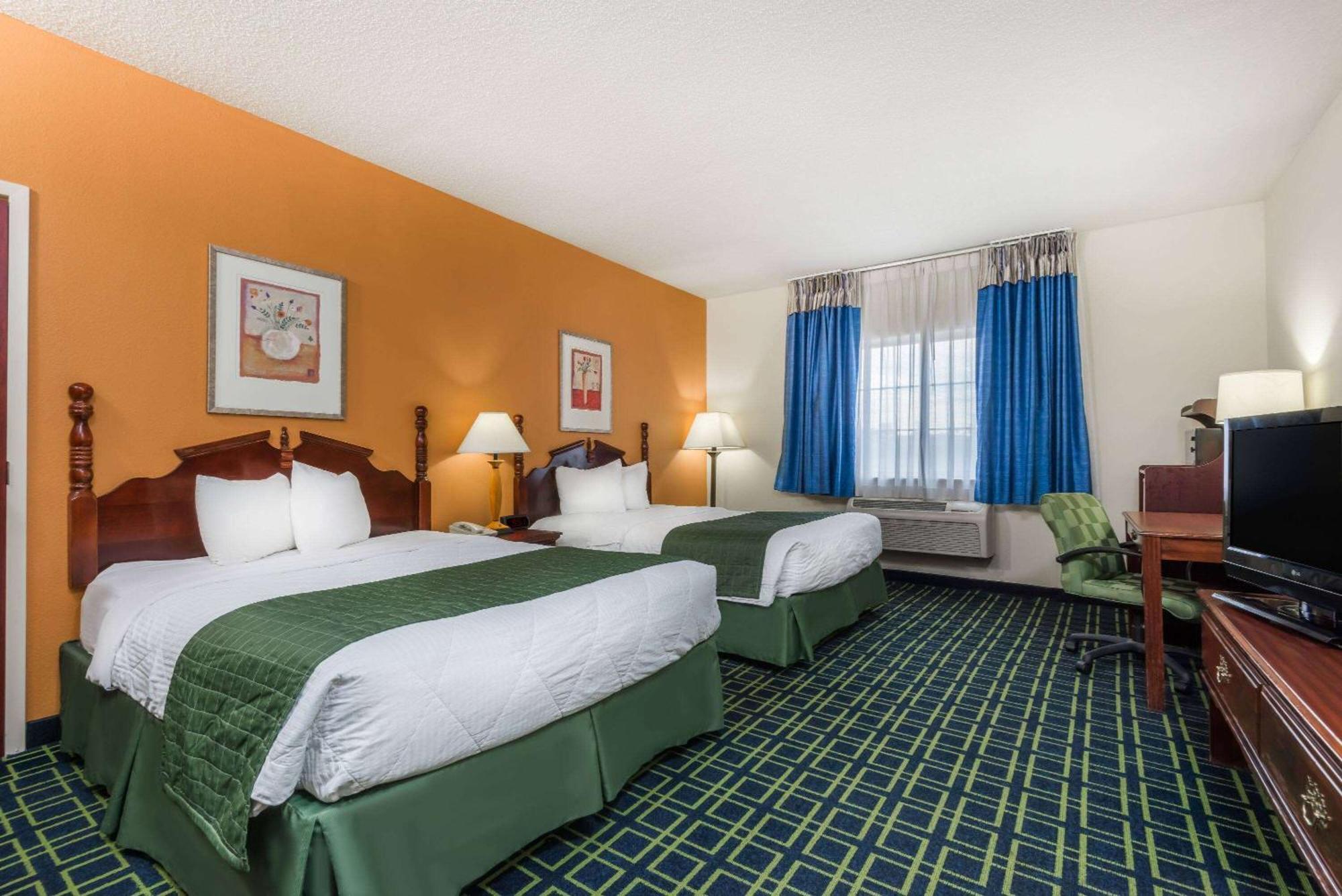 Baymont By Wyndham Greensburg Bagian luar foto