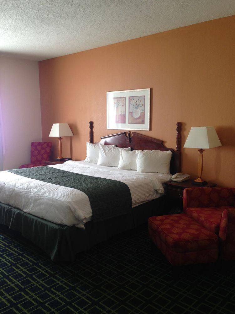 Baymont By Wyndham Greensburg Bagian luar foto